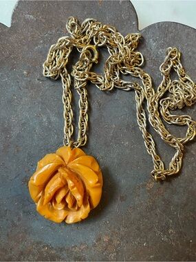 BAKELITE Rose Pendant Necklace in Amber Yellow / Goldtone Chain